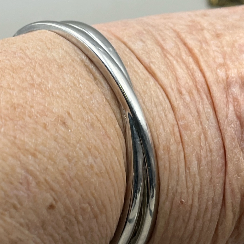 Elegant Silver Toned Hinged Women's Bangle - Picture 3 of 3